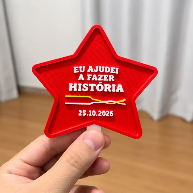 Detalhes da estrela vermelha e da frase branca em relevo